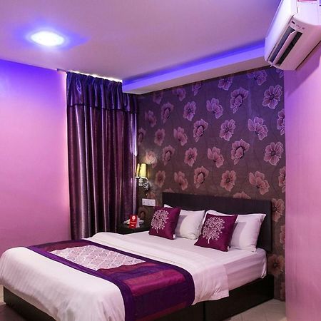 Oyo 176 Hotel Q Inn Петалинг-Джая Экстерьер фото