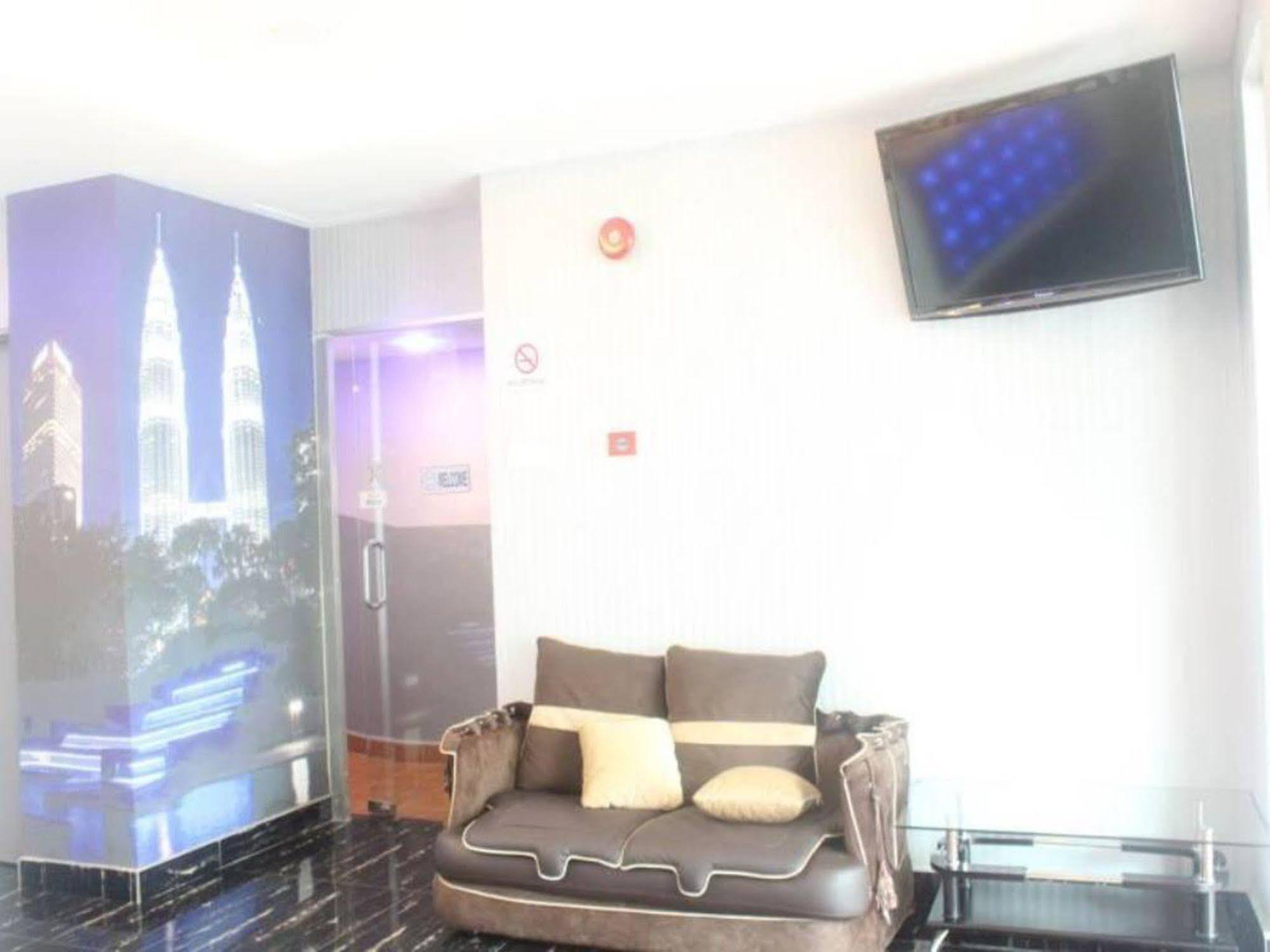 Oyo 176 Hotel Q Inn Петалинг-Джая Экстерьер фото