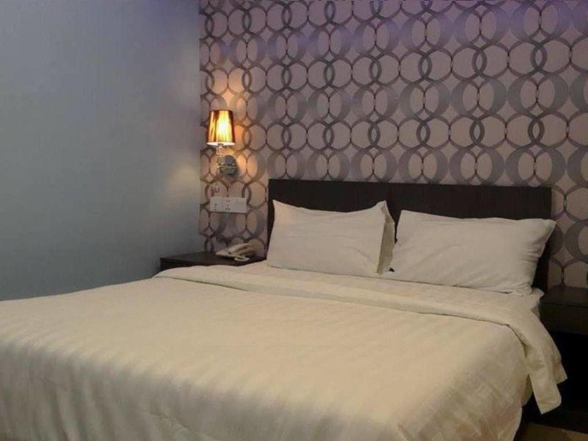 Oyo 176 Hotel Q Inn Петалинг-Джая Экстерьер фото