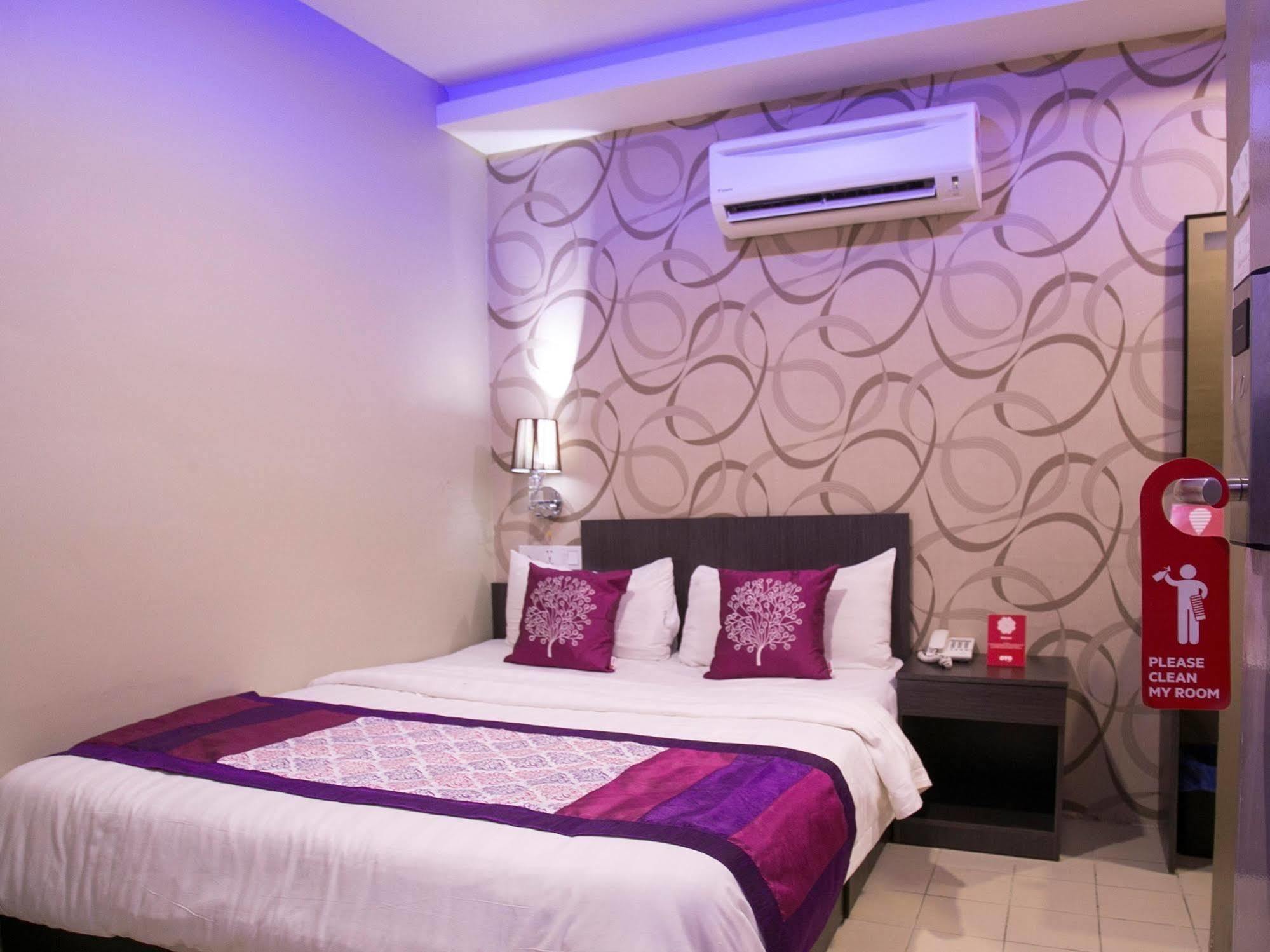 Oyo 176 Hotel Q Inn Петалинг-Джая Экстерьер фото