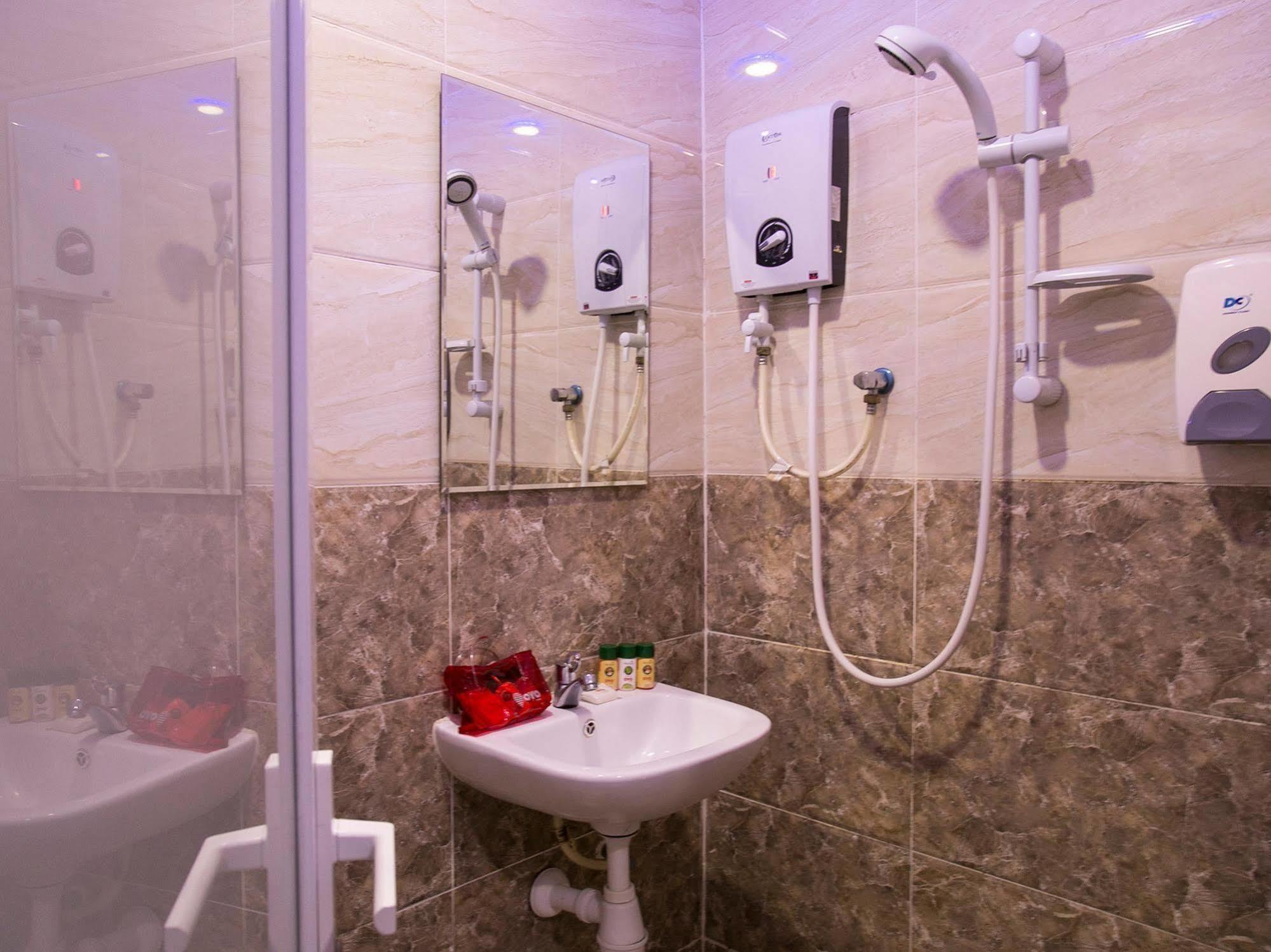Oyo 176 Hotel Q Inn Петалинг-Джая Экстерьер фото
