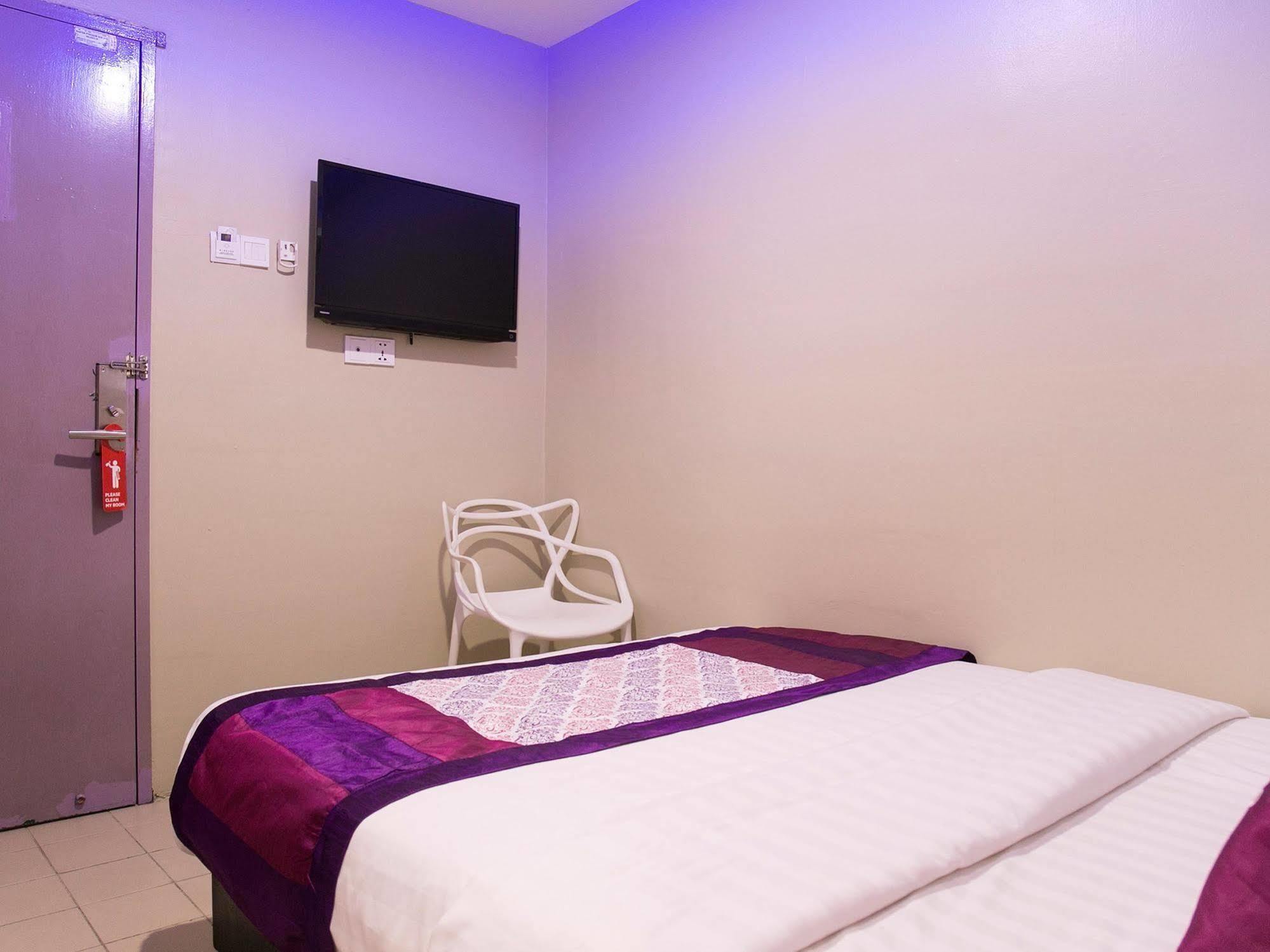 Oyo 176 Hotel Q Inn Петалинг-Джая Экстерьер фото