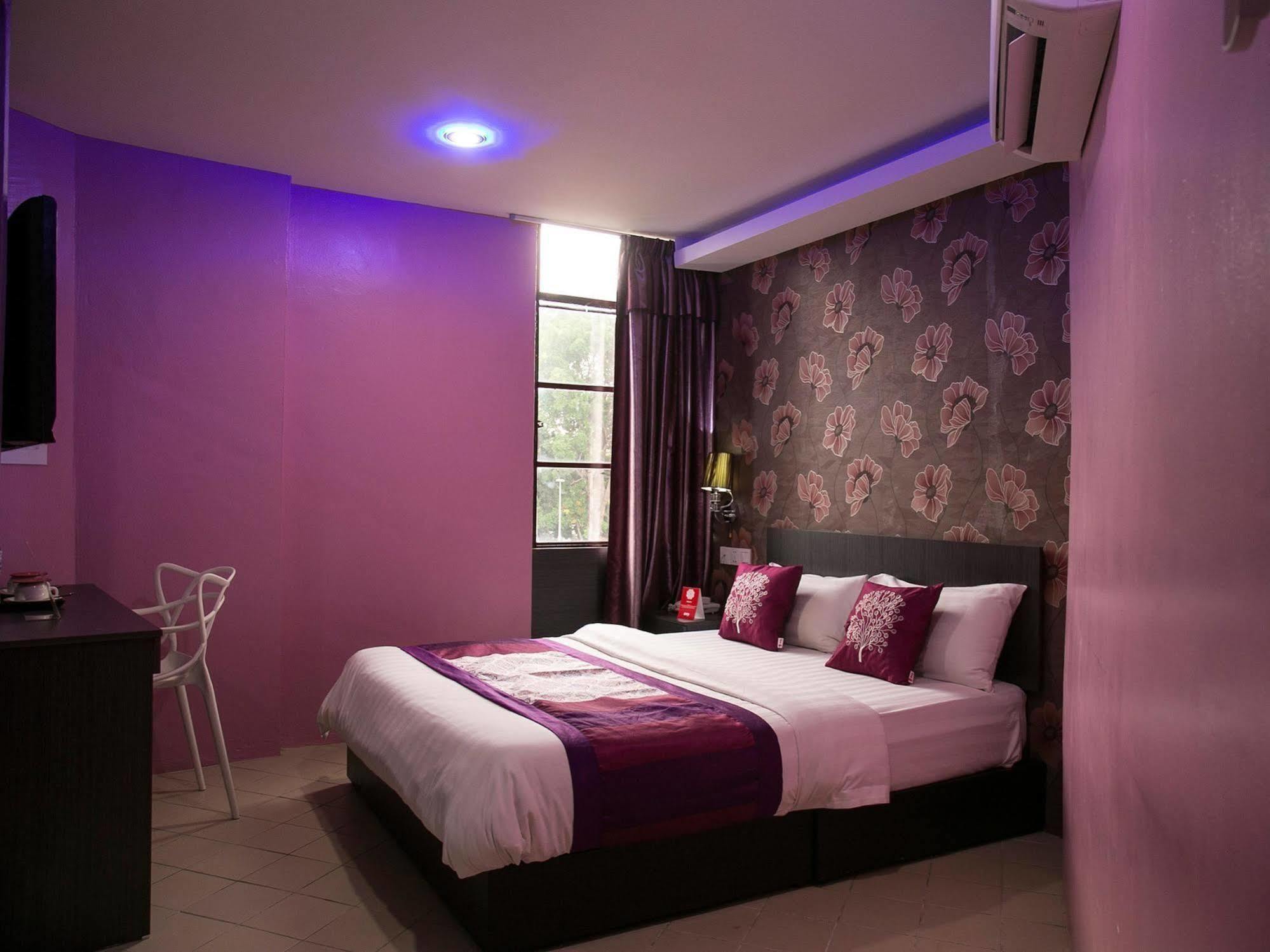 Oyo 176 Hotel Q Inn Петалинг-Джая Экстерьер фото