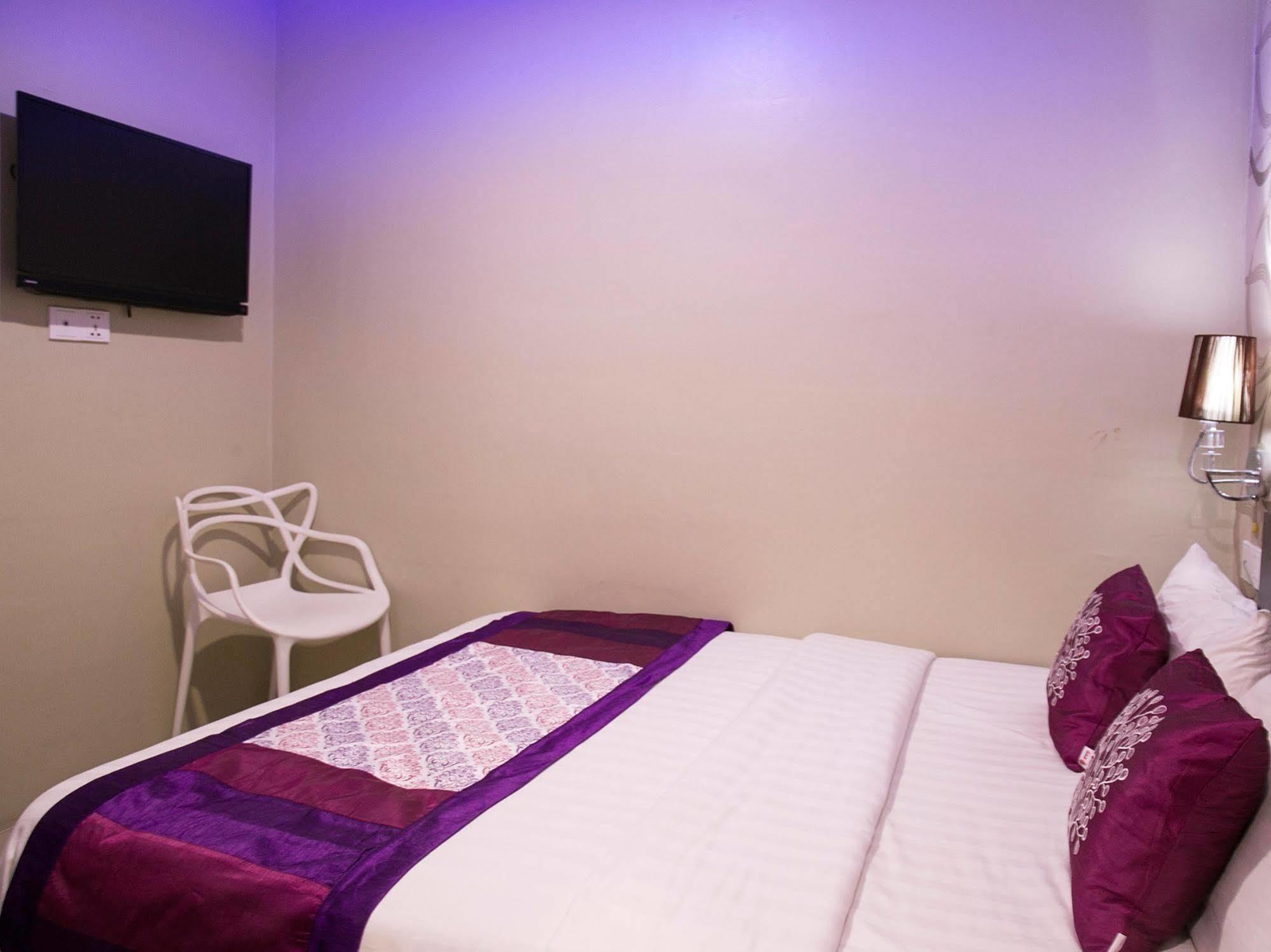 Oyo 176 Hotel Q Inn Петалинг-Джая Экстерьер фото