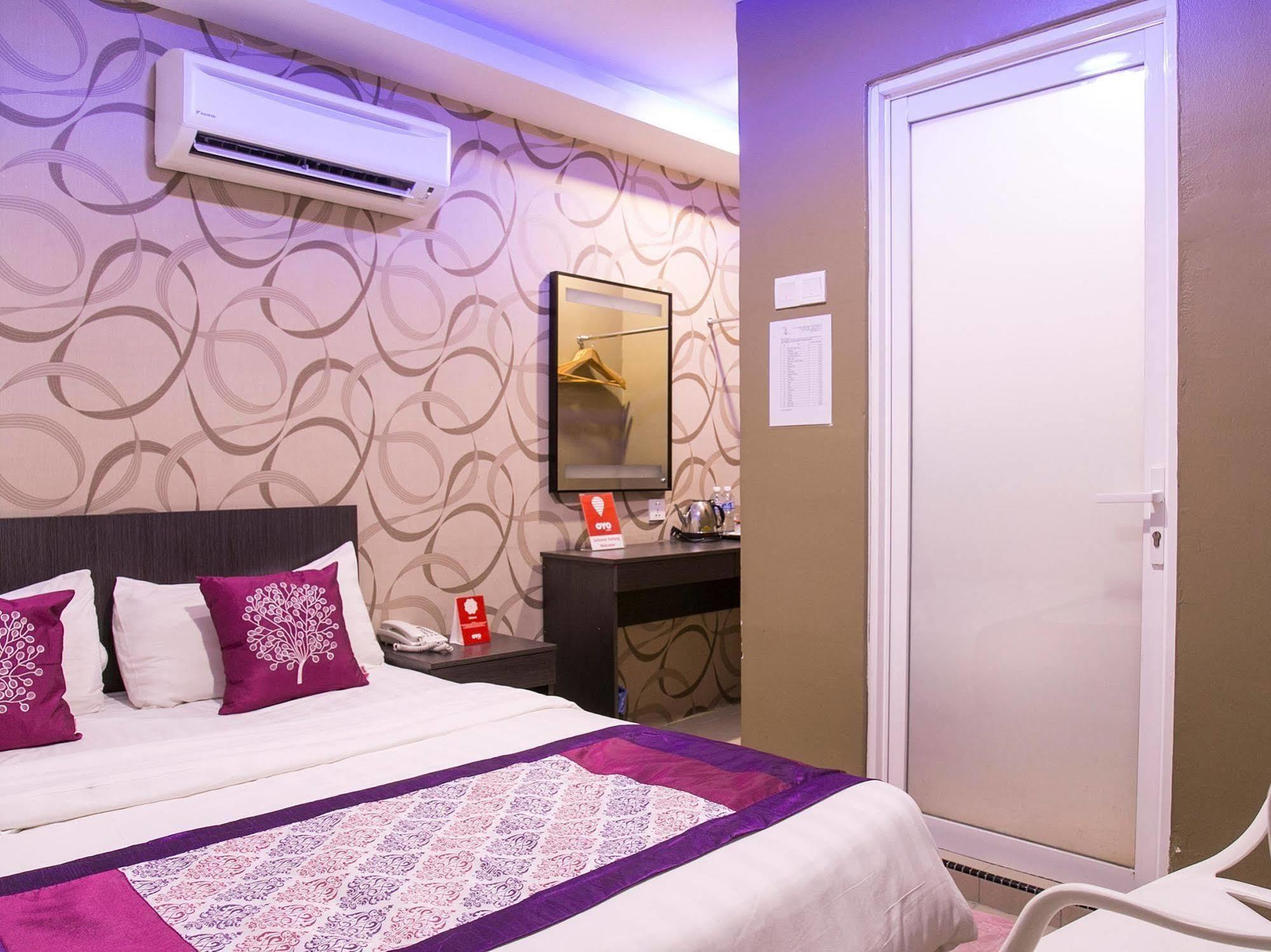Oyo 176 Hotel Q Inn Петалинг-Джая Экстерьер фото
