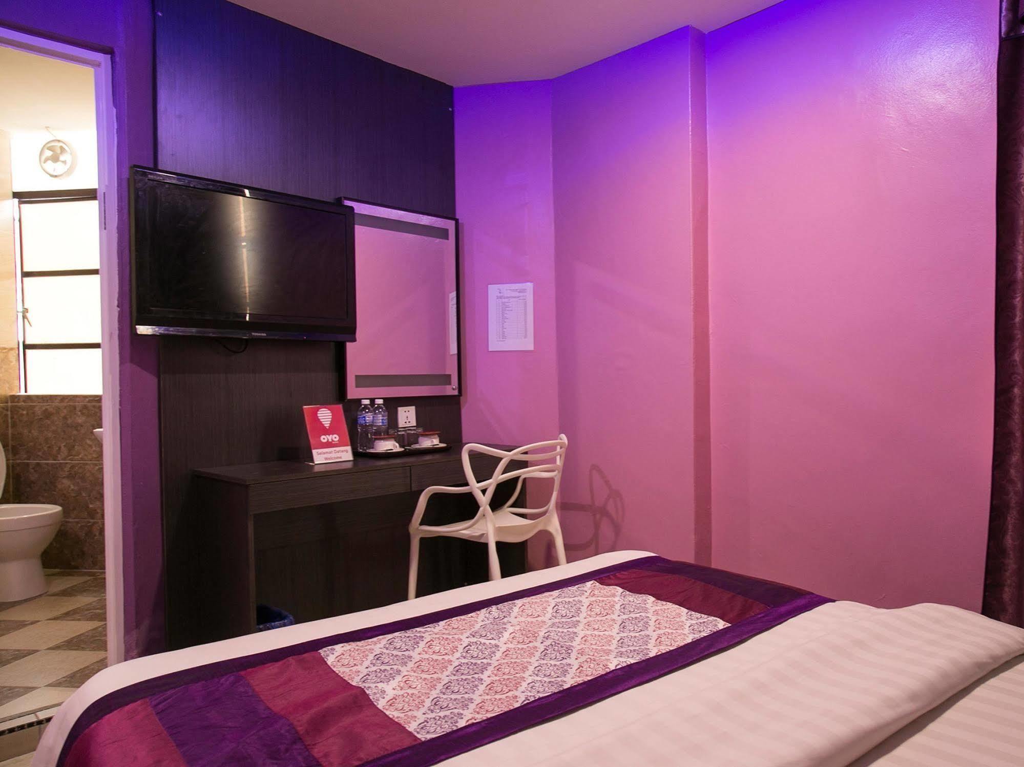 Oyo 176 Hotel Q Inn Петалинг-Джая Экстерьер фото